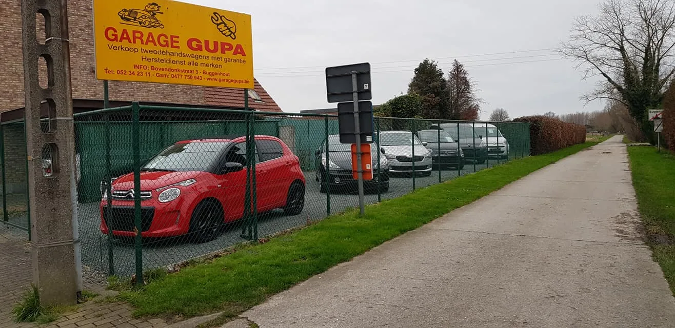 Het wagenpark van Garage Gupa aan de Bovendonkstraat in Buggenhout