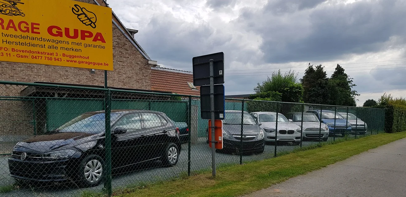 Het wagenpark van Garage Gupa aan de Bovendonkstraat in Buggenhout, met het gele uithangbord